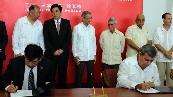 Cuba y China firman acuerdos en transporte, industria, energía y salud