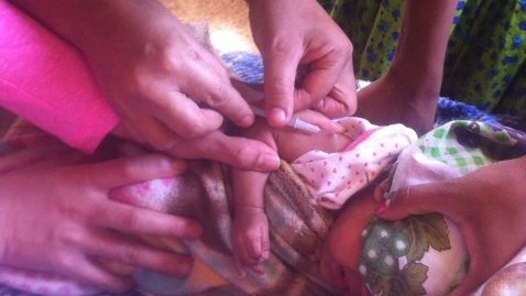 Revisan salud de trillizas indígenas y les aplican vacunas