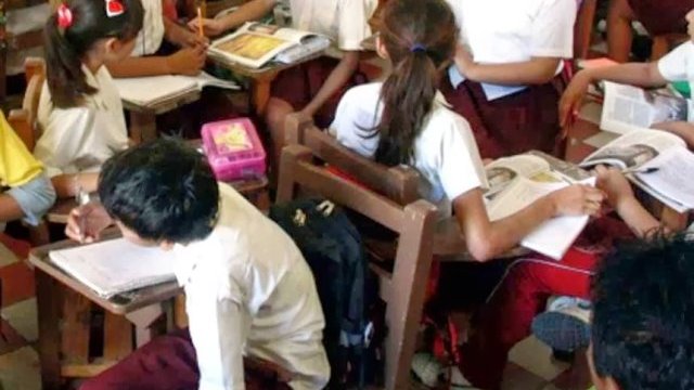 Maestra castiga al estilo narco: amordaza a alumnos con cinta canela