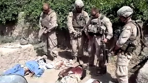 EE UU investiga un vídeo en el que marines orinan sobre talibanes muertos 