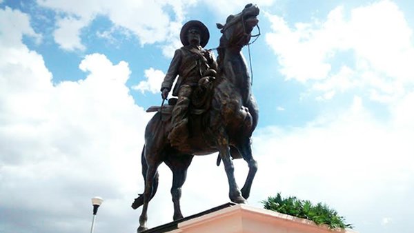 Develan estatua ecuestre del joven general Martín López en El Charco