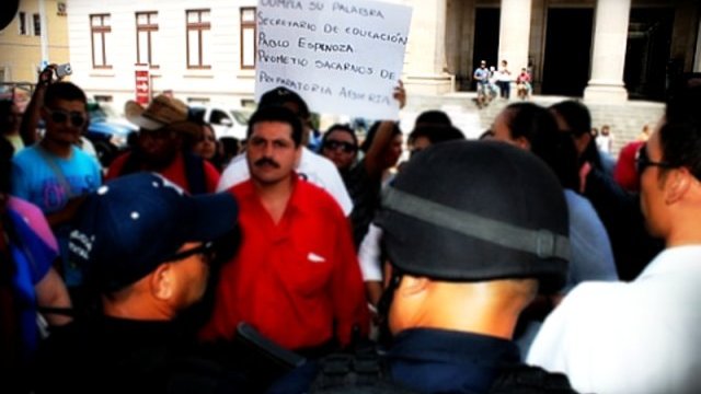 Cierran las puertas de palacio a dos grupos de manifestantes