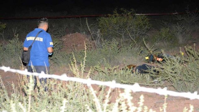 Encuentran dos cuerpos con tiro de gracia en la carretera a Juárez