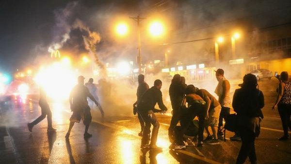Le echan más fuerza militar a disturbios en Ferguson, Misuri