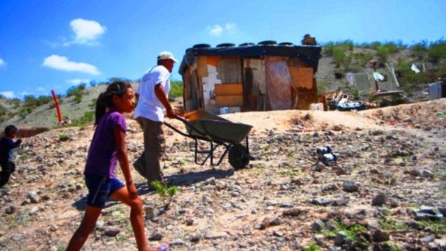 Colonos del Arroyo del Muerto se deshacen de “lideresa” defraudadora y golpeadora