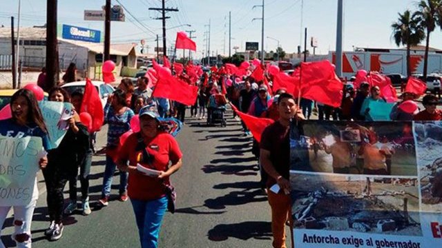 Marchan antorchistas mexicalenses en apoyo a plantón de Tijuana 