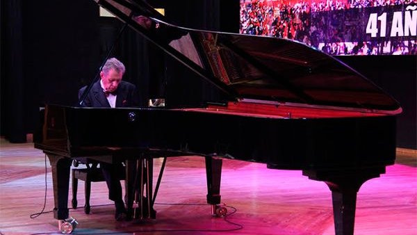 Ofrece Enrique Bátiz concierto de piano en Tecomatlán