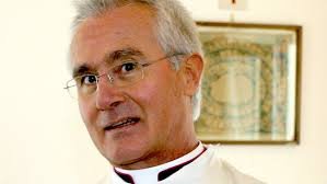 Arrestan a un obispo por corrupción en el Vaticano