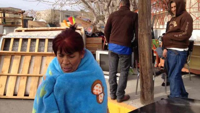 Desalojan ocho familias de complejo departamental en Juárez