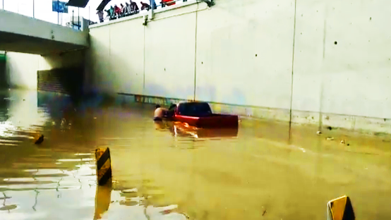 Delicias: por inundación en Puente Suprimido, se hunde pickup