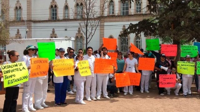 Marchan empleados de Salud por medicinas y el no pago de prestaciones