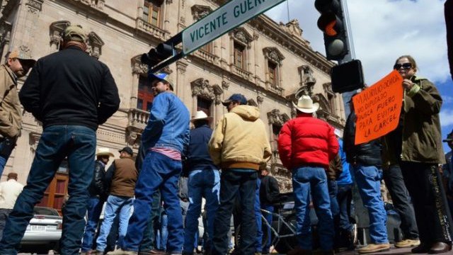 Productores cierran calles, protestan por alto costo del diesel