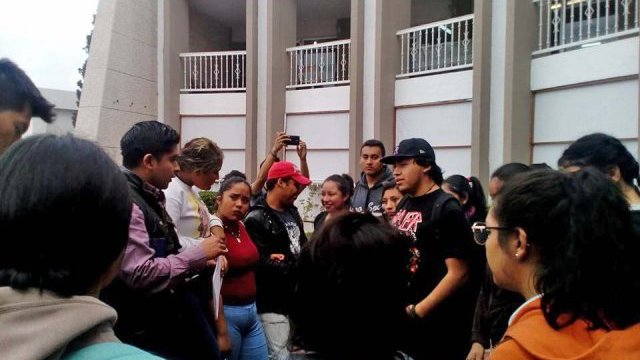 Llevan estudiantes de Delicias pliego petitorio a la Presidencia Municipal