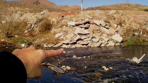 Escombro en el Río Chuvíscar contamina el aire y el agua: Ecólogo