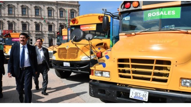Entrega Corral camiones escolares chatarra, desechados en EEUU