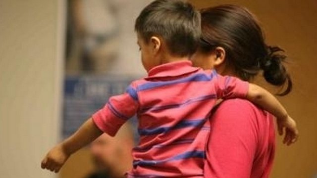 Demandan al Gobierno de EEUU por maltrato a madres inmigrantes