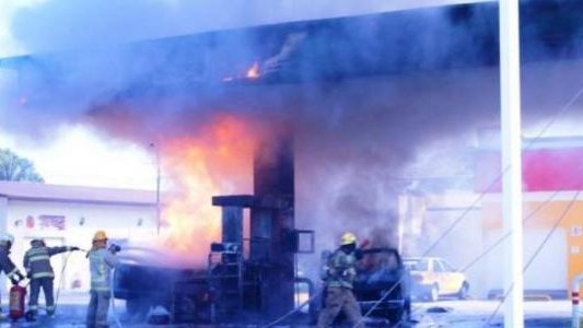 Máximo terror: arde vehículo en una estación de gasolina