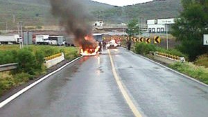 Apatzingán: se registra balacera y queman autos