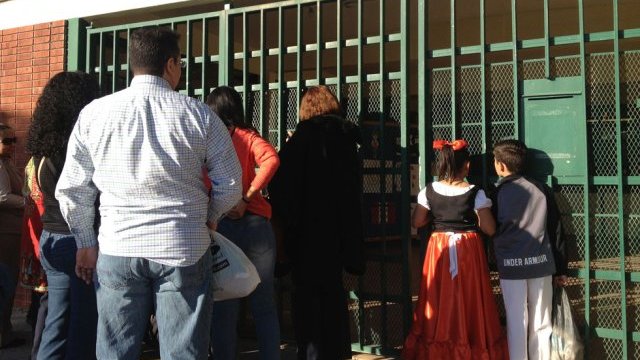 Profesores dejan sin clases a 20 niños en primaria de Juárez