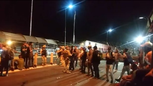 Migrantes toman puente en Ciudad Juárez para pedir asilo político