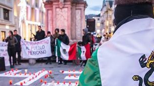 Chihuahuenses se manifiestan en Austria por caso Ayotzinapa