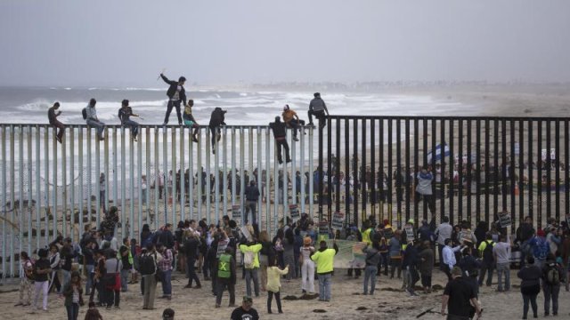 La caravana migrante esperará en la frontera hasta que EEUU les dé asilo