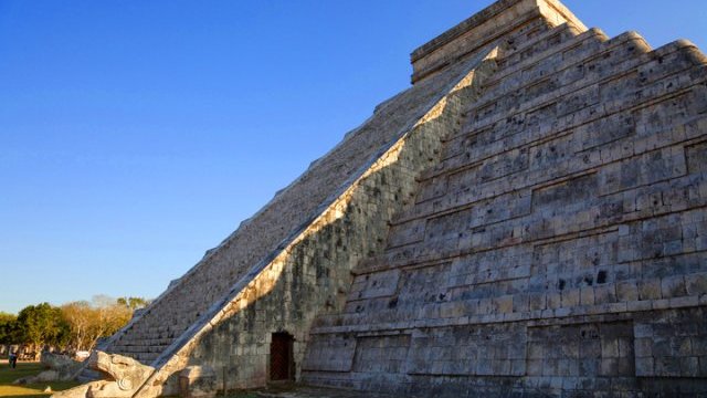 Tiran mito de Kukulkán; la serpiente no sube, ni baja en Chichén Itzá