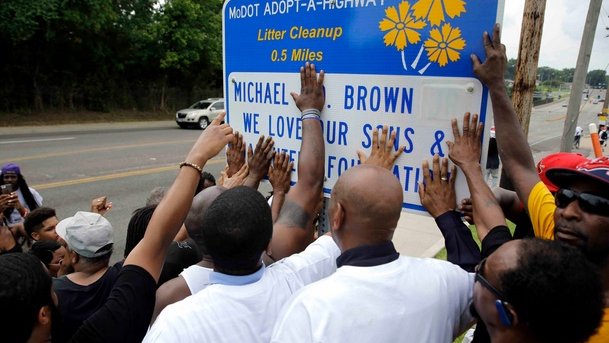 Persiste la ira en Ferguson a un año de la muerte de Michael Brown