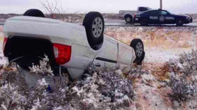 Resbala auto en la nieve y se vuelca cerca de Juárez