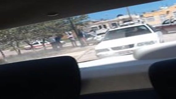 Taxistas persiguen en bola a un Uber y éste se refugia con la policía