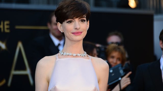 Anne Hathaway enciende las redes sociales por revelador vestido
