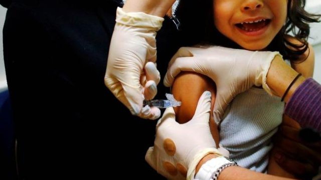 Aplican a niños migrantes vacunas para adultos 
