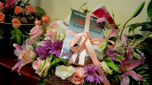Le manda flores Peña Nieto a  la Secretaria de Gobierno 