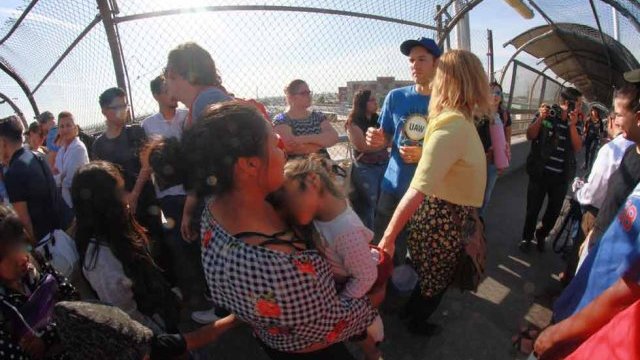 Crece el contingente de migrantes en el Puente de la Avenida Juárez que pide asilo a EEUU