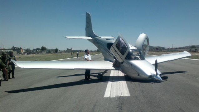 Avioneta se desploma frente a universidad en Nuevo León 