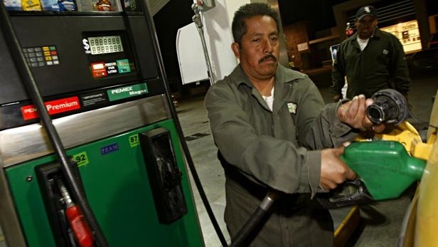 Seguirá subiendo la gasolina Magna hasta 2014; llegará al menos a $13.45