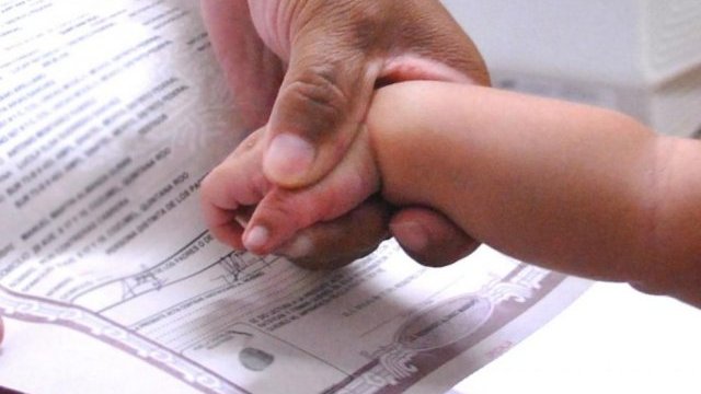 Ganan amparo, pero Registro Civil niega inscripción a hijo de dos mujeres