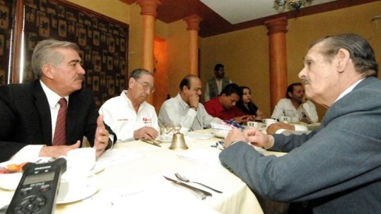 Dialoga Patricio Martínez con miembros de la Asociación Civil RENATA en Juárez.