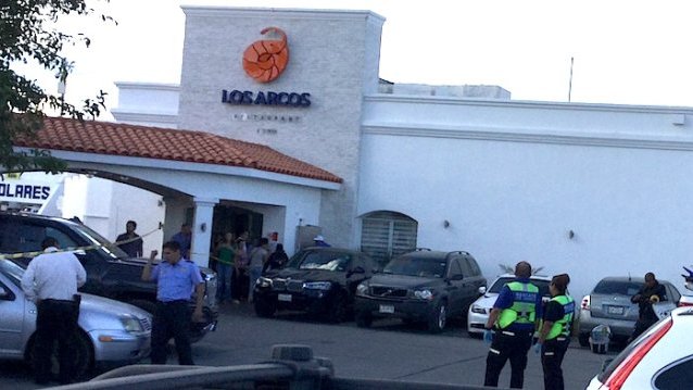 Ejecutaron a dos hombres en restaurante Los Arcos, de Juárez