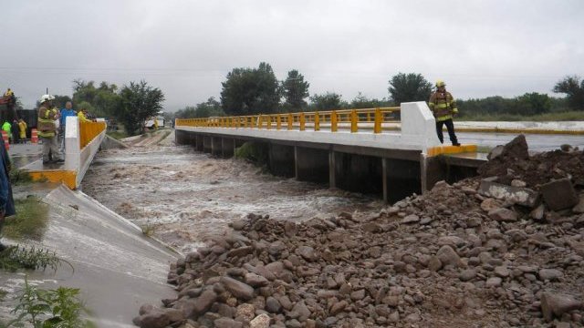 Interrumpen paso en puente en Casas Grandes por desborde de río