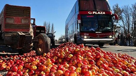 Estalló un fuerte conflicto salarial entre productoras de frutas y trabajadores