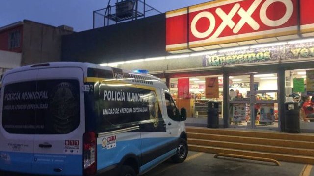 Asaltan una tienda Oxxo a mano armada, en Chihuahua
