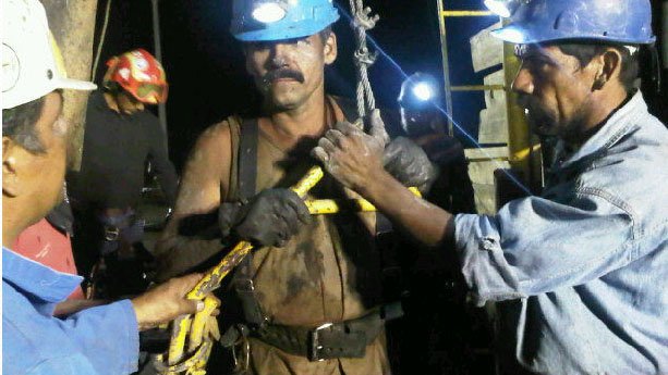 Rescatan el último cuerpo de mineros en Coahuila