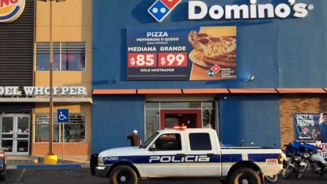 Asaltan una pizzería a mano armada en Chihuahua