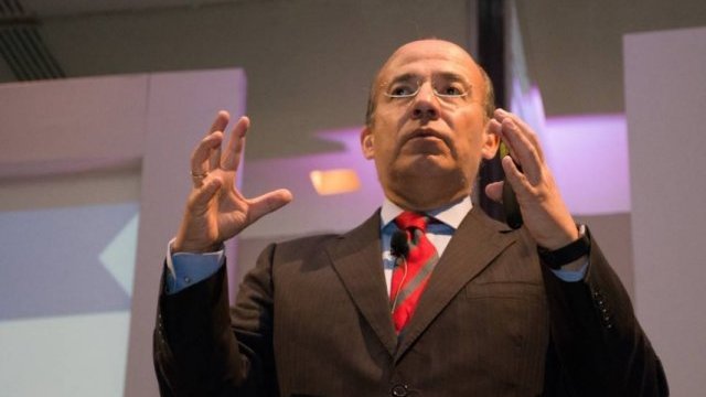 Interrumpen en Cancún discurso de Calderón y le gritan 