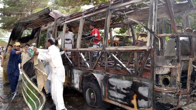 Pakistán: mueren 11 mujeres en explosión en universidad