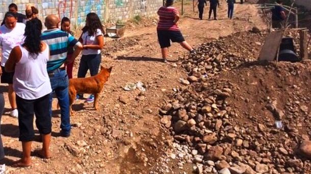 Intentan vecinos impedir obra de desagüe en Potreros