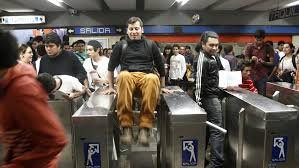 Se pasan gratis al Metro en protesta por alza a 5 pesos