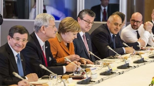La UE y Turquía realizan cumbre sobre refugiados irregulares