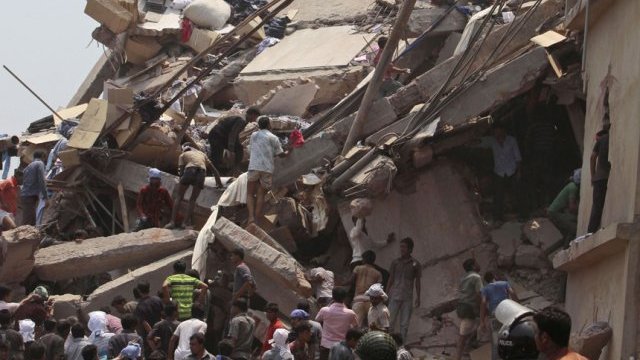 Deja más de cien muertos, derrumbe de edificio en Bangladesh